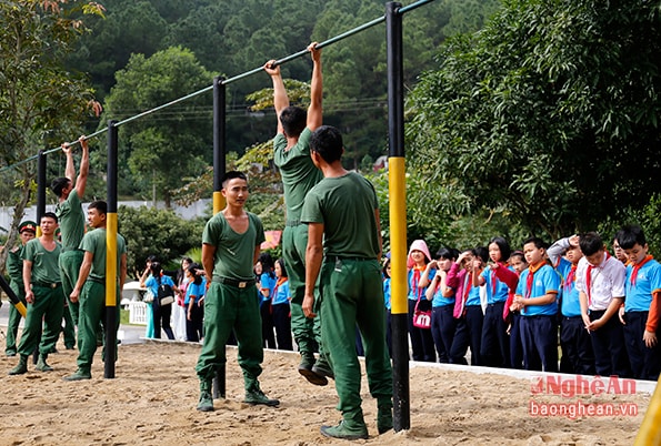 Chứng kiến các chú bộ đội tập luyện ngoài thao trường