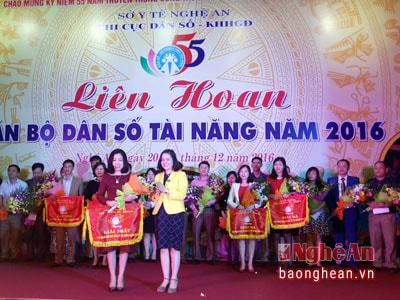 Bà Lê Thị Hoài Chung - Chi cục trưởng Chi cục Dấn số - KHHGĐ trao giải nhất cho đội Thị xã Thái Hòa