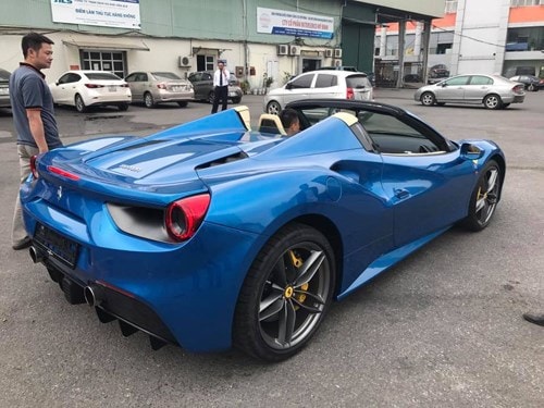 Siêu xe Ferrari 488 Spider, bản mui trần của 488 GTB.