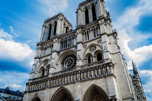 Nhà thờ Đức Bà Paris là một nhà thờ Công giáo tiêu biểu cho phong cách kiến trúc gothic trên đảo Île de la CitÉ (nằm giữa dòng sông Seine) của Paris. Nơi đây là Trung Tâm của Thành Phố Paris và của cả nước Pháp bởi vì mọi khoảng cách gần xa đều được tính từ Trung Tâm này và trước Nhà Thờ là tấm bảng đồng ghi rõ 