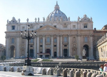 Nhà thờ thánh Peter - trái tim của những tín đồ Công giáo - là một trong bốn nhà thờ chính ở Vatican. Công trình kiến trúc đồ xộ này bắt đầu được khởi công xây dựng vào ngày 18 tháng 4 năm 1506 trên nền một nhà thờ cổ đã có 1.200 năm tuổi theo lệnh của Giáo hoàng Julius II với mong muốn đây sẽ là nơi chôn cất chính mình sau khi mất.  