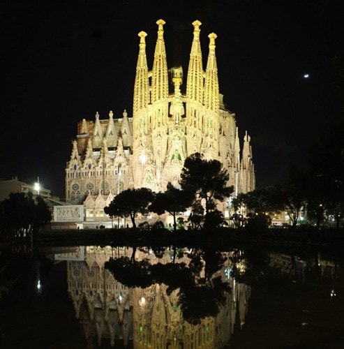 Nhà thờ Sagrada Familia ở Barcelona, Tây Ban Nha, được xây dựng vào năm 1882 và vẫn chưa hoàn thiện. Tuy vậy, UNESCO đã công nhận công trình này là Di sản thế giới. Nhà thờ thu hút hơn3 triệu du khách mỗi năm.