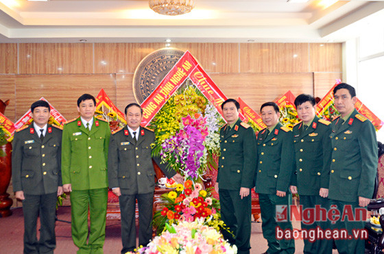 BGĐ Công an tỉnh chúc mừng tại Bộ tư lệnh Quân khu 4.