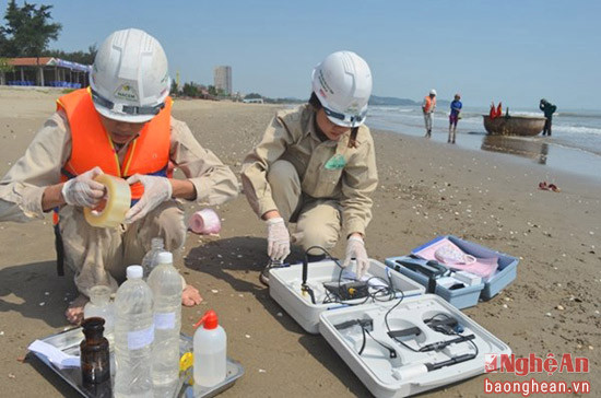  Lấy mẫu nước biển ven bờ TX Cửa Lò phục vụ quan trắc môi trường biển