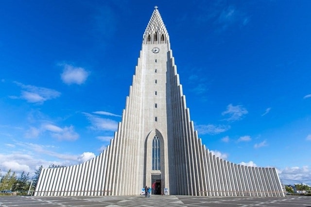 Nhà thờ Hallgrimkirkja ở Reykjavik, Iceland. Với chiều cao 73 mét, đây là nhà thờ lớn nhất ở Iceland và là công trình kiến trúc cao thứ 6 của nước này. Nhà thờ được bắt đầu xây dựng vào năm 1945 và sau 38 năm mới hoàn thành. Nơi đây cũng được sử dụng như một tháp quan sát.