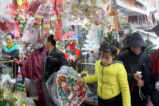 Rất đông người tìm đến những quầy hàng có bán sản phẩm phục vụ mùa Noel.