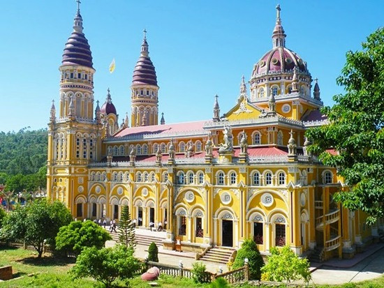 Nhà thờ Mành Sơn mang lối kiến trúc khá độc đáo với màu vàng cổ kính chủ đạo