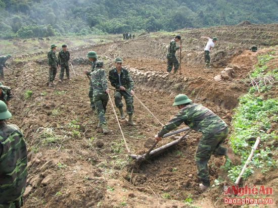 Bộ đội giúp dân mở rộng diện tích đất sản xuất 