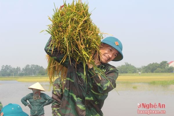 Dù vất vả nhưng nụ cười vẫn sáng trên gương mặt của cán bộ, chiến sỹ LLVT tỉnh.