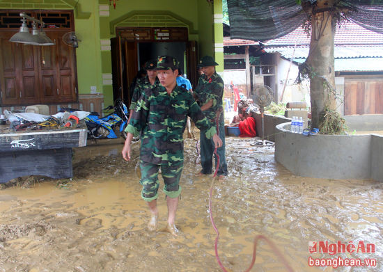 Bộ đội giúp người dân khắc phục hậu quả lũ lụt tại xã Yên Tĩnh (Tương Dương) sau đợt thiên tai xảy ra hồi tháng 10/2016