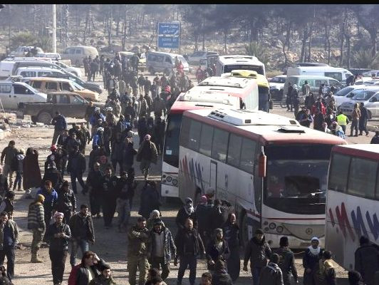 Cư dân thành phố Aleppo, Syria đang sơ tán khỏi vùng chiến sự trong nỗ lực của Nga (Military.com)
