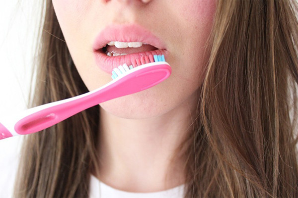Dùng kem đánh răng chải nhẹ lên môi giúp tẩy tế bào chết cho môi hiệu quả.