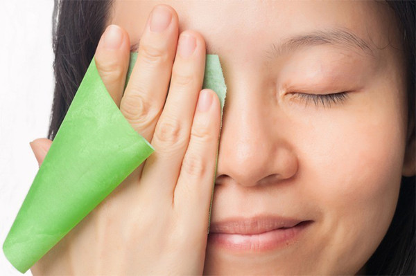 Thoa một lớp mỏng kem đánh răng lên khăn ướt hoặc miếng vải ướt, đắp lên mắt trong 5 phút để làm giảm tình trạng sưng mọng mắt.