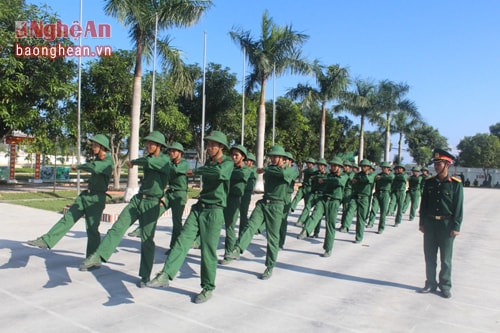 Thực hành huấn luyện điều lệnh đội ngũ tay không.