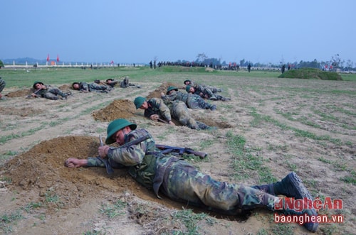 Dù gian nan vất vả nhưng các chiến sỹ luôn cố gắng hoàn thành tốt nhiệm vụ của mình.