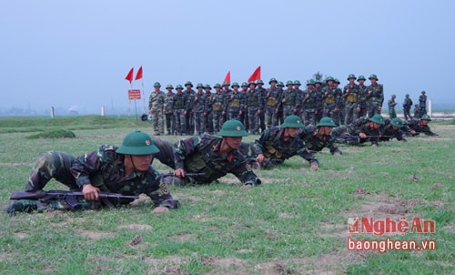 anh 5 - Thi đua giữa các phân đội giúp các chiến sĩ mới nhanh chóng thuần thục động tác.