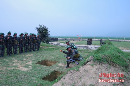 anh 6 - Thực hành huấn luyện ném lựu đạn.
