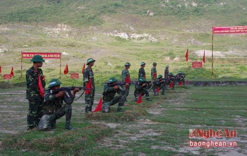 anh 11 - Thực hành kiểm tra bắn sung AK bải 1 cho các tân binh.