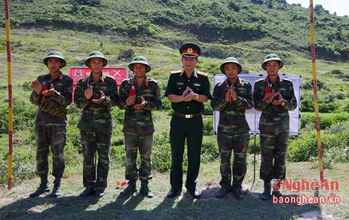 anh 12 - Đại tá Trần Văn Hùng - CHT - Bộ CHQS tỉnh tặng hoa bắn giỏi cho các tân binh.