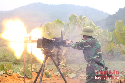 Xạ thủ 12,7 mm thực hành tiêu diệt mục tiêu.