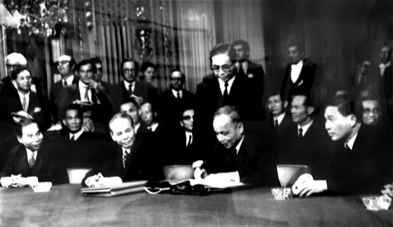 ngày 22 - 1 - 1973 tại Trung tâm các Hội nghị quốc tế Clêbe,đúng 12 giờ 30 phút (giờ Pari) Hiệp định chấm dứt chiến tranh, lập lại hoà bình ở Việt Nam đã được Cố vấn đặc biệt Lê Đức Thọ và Kit-xinh-giơ ký tắt. Ngày27-1-1973Hiệp định chấm dứt chiến tranh, lập lại hoà bình ở ViệtNamđã được ký chính thức giữa Bộ trưởng Ngoại giao các bên.