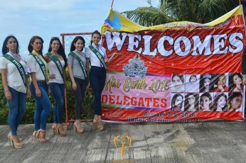 Phông bạt chào đón các thí sinh đến với cuộc thi Miss Earth 2016 nhăn nhúm và viết 