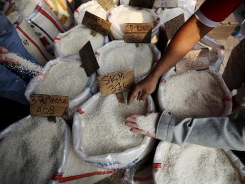Gạo giả Trung Quốc từng gây hoảng loạn khắp châu Á hồi năm 2015. Ảnh: Reuters