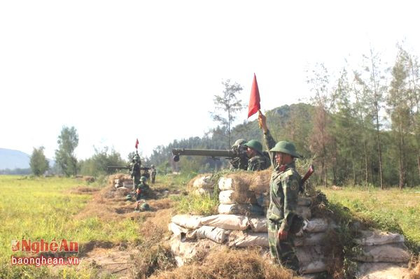 Các chiến sỹ tham gia thực hành bắn pháo DKZ