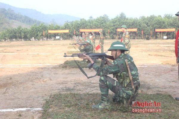 Thực hành bắn súng AK