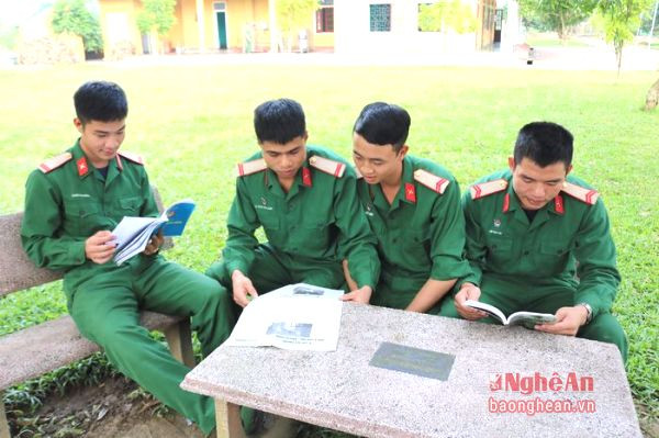  Sau những giờ huấn luyện mệt nhọc, các chiến sỹ lại ngồi lại với nhau tâm sự hay đơn giản là đọc sách báo.