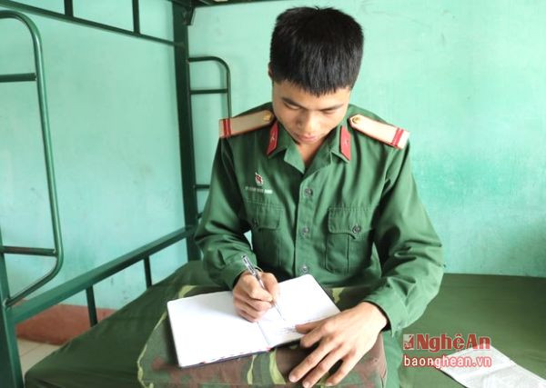  Trung sỹ Vi Đình Nam Anh cho biết: Ngoài giờ học tập và huấn luyện, Anh lại mang nhật ký ra viết để ghi lại những kỷ niệm buồn vui trong cuộc đời người lính.
