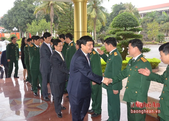 Đồng chí Nguyễn Đắc Vinh - Ủy viên Trung ương Đảng- Bí thư Tỉnh ủy, Trưởng Đoàn ĐBQH tỉnh đến thăm, chúc  mừng Bộ Tư lệnh Quân khu IV.