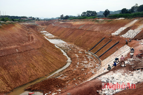 Thi công hồ chứa nước bản Mồng.