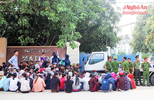 Tháng 10/2016, hơn 3000 công nhân Công ty TNHH Matrix Vinh đình công. Trong đó, một trong những lý do là bởi mức ăn trưa quá thấp chỉ 12.000 đồng/suất.