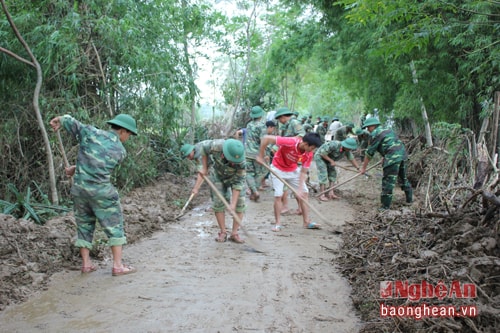 Cán bộ, chiến sỹ Sư đoàn 968 giúp nhân dân huyện Cam Lộ, Quảng Trị khắc phục hậu quả lũ quét đầu tháng 11/2016.