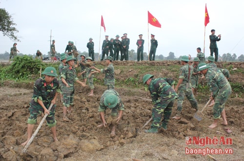 Cán bộ, chiến sỹ LLVT Quân khu làm công tác dân vận tại địa bàn vùng giáo huyện Triệu Sơn, Thanh Hóa cuối tháng 11/2016.