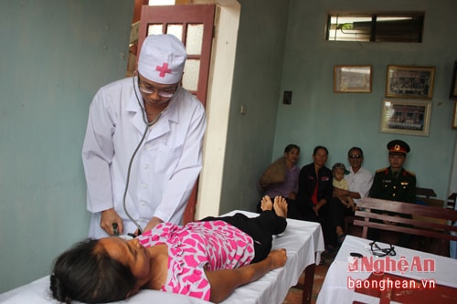 Đội ngũ y, bác sỹ Quân khu khám bệnh, cấp thuốc miễn phí cho nhân dân huyện Yên Thành và Nam Đàn, Nghệ An tháng 12/2016.
