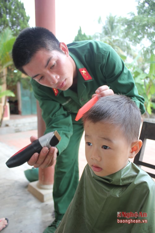 Bộ đội Trung đoàn 3 – Sư đoàn 324 cắt tóc cho các cháu trong chuyến công tác dân vậ địa bàn vùng giáo huyện Anh Sơn, NA.