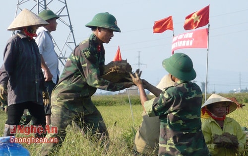 Các chiến sỹ giúp dân xây dựng nông thôn mới tại xã Hưng Đông (TP.Vinh, Nghệ An).