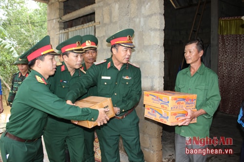 Quan khu tang qua nhan dan lu lut Quang Tri