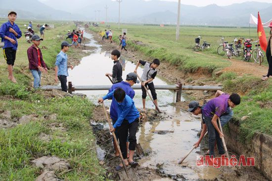 Thực hiện phong trào xây dựng Nông thôn mới, người dân Bắc Thành(Yên Thành) nạo vét kênh mương nội đồng.