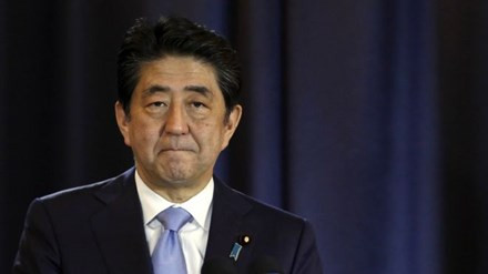 Thủ tướng Nhật Bản Shinzo Abe đã ký tắt một ngân sách quốc phòng kỷ lục, lên đến 44 tỷ USD. Ảnh: AP