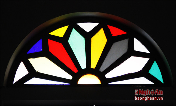 Kính màu trên mỗi ô của chính chính không chỉ có tác dụng lấy sáng mà những họa tiết này còn là điểm nhấn đẹp mắt trong tổng thể kiến trúc nhà thờ.