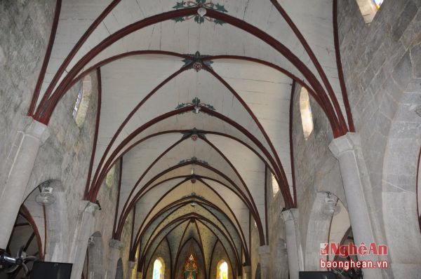 Mái vòm trong nhà thờ Đá rất cổ kính, dường như các bức tường vẫn mang đậm dấu ấn của thời gian