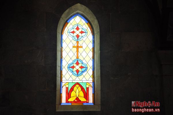 Cửa sổ hình ô van lát thủy tinh lấy ánh sáng với màu sắc cầu kì trong nhà thờ Đá