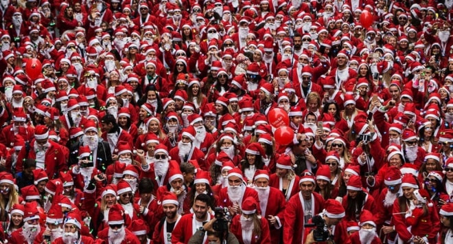 Các vận động viên mặc trang phục ông già Noel để tham gia vào cuộc thi chạy Athens Santa Claus Run ở trung tâm thành phố Athens ngày 4/12.