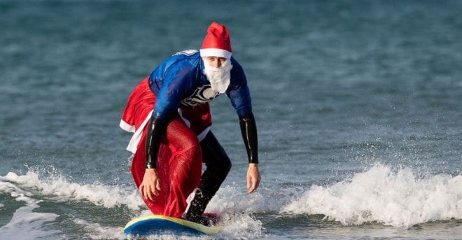 Một thí sinh đang lướt sóng trong cuộc thi Santa Run & Surf ở bãi biển Fistral, Newquay, Cornwall, Anh vào ngày 4/12. Số tiền kiếm được từ cuộc thi này sẽ được gửi vào quỹ từ thiện địa phương.