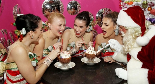 Ông già Noel đã có buổi gặp gỡ các vũ công của vũ đoàn The Rockettes nổi tiếng tại nhà hàng Serendipity 3 ở New York, ngày 29/11.