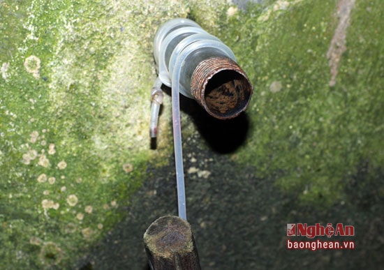 Những bể nước ở gần bản thường xuyên bị khô cạn.