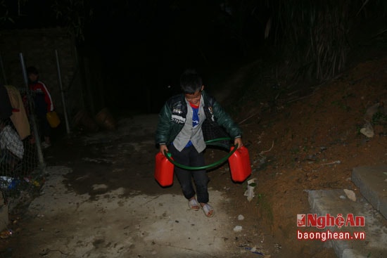 Dụng cụ chủ yếu của các em là can nhựa và vòi nước.